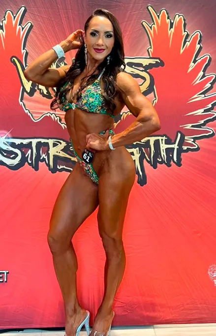 Marlene Gonzalez en competencia sobre fondo rojo